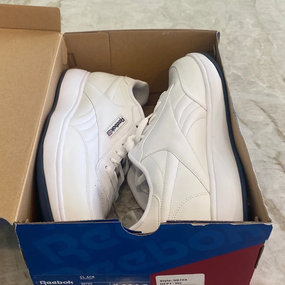 Men’s size 15
Reebok Classic Mens White Sneakers- Size 15 - Picture 4 of 5